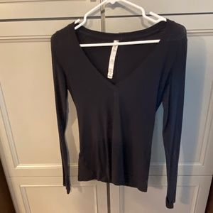 Lululemon Black Performance Long Sleeve V-Neck shirt with thumbholes Size 2
